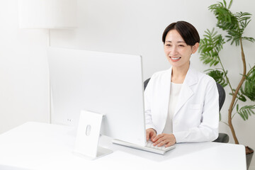 白衣を着た女性