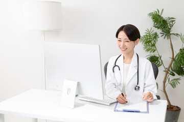 女性医師　オンライン　聴診器　