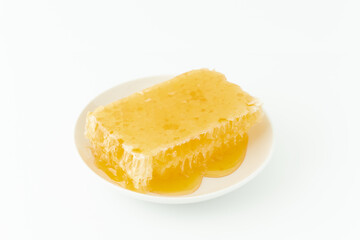 お皿に載せた巣蜜（コムハニー）