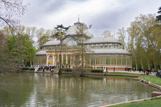 Los turistas en el Palacio de Cristal de Madrid en el Parque el Retiro.