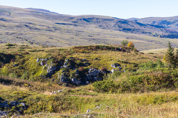 Obraz premium the trail is located in the gorge of the mountains, on the way of a tourist route with an overview of the area and the mountain range