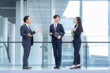 オフィスで働くビジネスマン