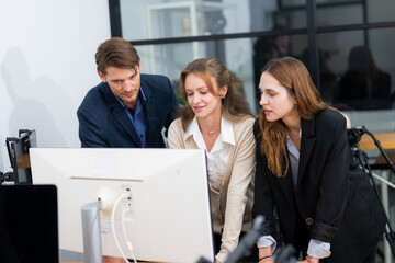 Obraz premium Team collaborates in modern office while analyzing data on computer screen during business meeting