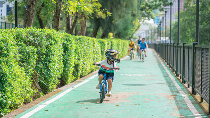 Obraz premium Little kindergarten boy enjoy ride bicycle in city park