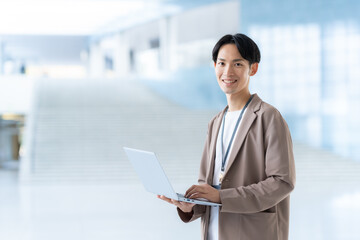 オフィスで働く若い男性エンジニア