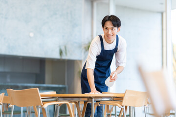 カフェで働く若い店員