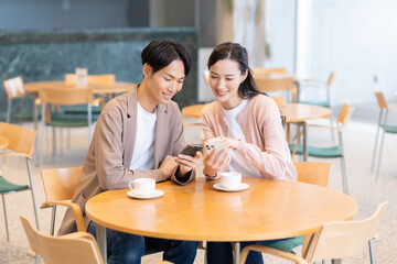 カフェでデートをするカップル