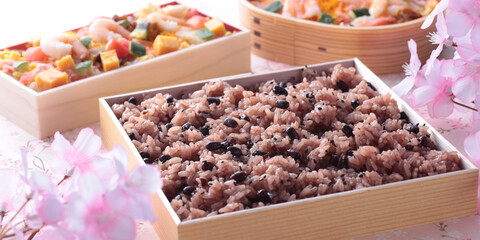 日本でお祝いの行事の時に食べるピンクの背景で桜を入れて撮影したお赤飯