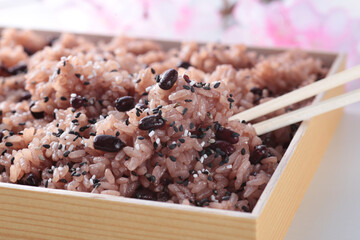 日本でお祝いの行事の時に食べるピンクの背景で桜を入れて撮影したお赤飯