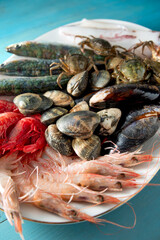 Piatto con molluschi, crostacei e pesci freschi, cibo mediterraneo 