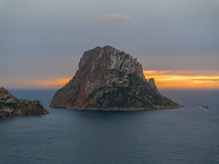 Isla de Es Vedrá en Ibiza al atardecer