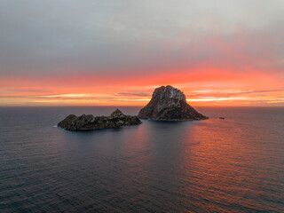 Isla de Es Vedrá en Ibiza al atardecer
