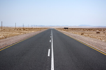 route dans le désert du Namib, un désert de l'Afrique australe, Namibie 