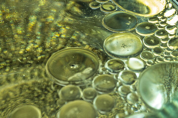 aszinierende Makroaufnahmen von &Ouml;l- und Sp&uuml;lmittelblasen. Ihre schimmernden Oberfl&auml;chen enth&uuml;llen ein magisches Zusammenspiel aus Licht, Farben und filigranen Strukturen.