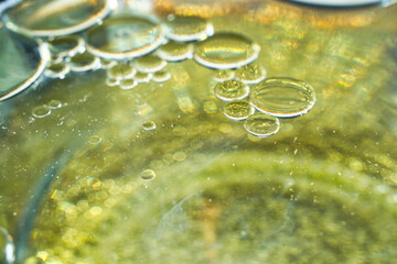 aszinierende Makroaufnahmen von &Ouml;l- und Sp&uuml;lmittelblasen. Ihre schimmernden Oberfl&auml;chen enth&uuml;llen ein magisches Zusammenspiel aus Licht, Farben und filigranen Strukturen.