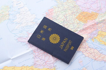 日本のパスポート（一般旅券5年用紺色）を用意して、海外旅行を計画しているイメージ
