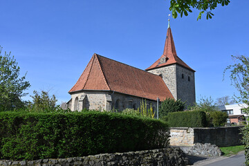 Fototapeta premium Kirche mit alten Wehrturm von Lüdersen
