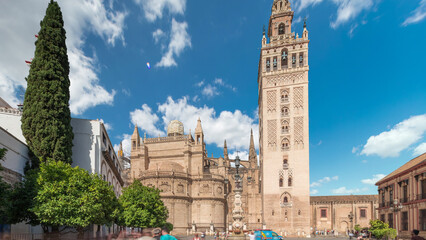 Obraz premium Seville Cathedral and Giralda Tower timelapse hyperlapse, Spain