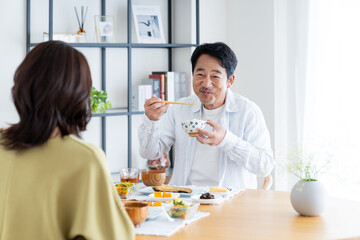 朝食を食べるミドルの夫婦