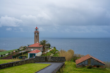 Farol da Ponta Garça, Vila Franca do Campo, São Miguel, Azoren: Gut erhaltener Leuchtturm mit...