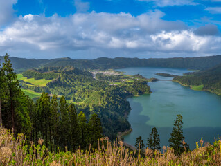 Miradouro da Vista do Rei, São Miguel, Azoren: Panoramablick auf die Kraterseen von Sete Cidades,...