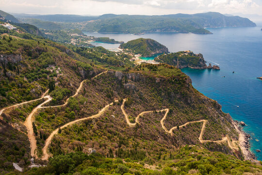 Blick von Angelokastro auf den Weg hinunter ans Meer nach Paleokastritsa auf Korfu