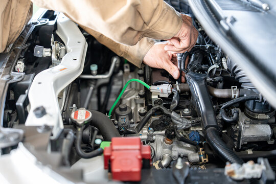 作業をしている自動車整備士