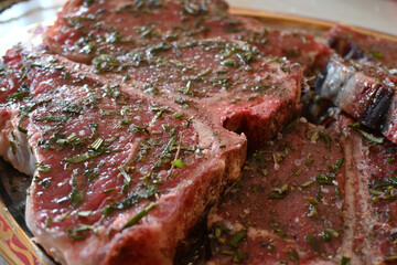 Costate di carne di manzo rossa condite con spezzie di rosmarino e salvia con olio di oliva extravergine