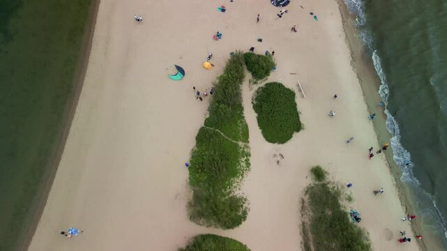 Rewa - nadmorskie miasteczko w Polsce, kt&oacute;rego gł&oacute;wną atrakcją jest przylądek. Nagrane dronem. Świetne do uprawiania sport&oacute;w wodnych.