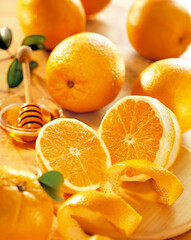 mesa com laranjas maduras cortadas