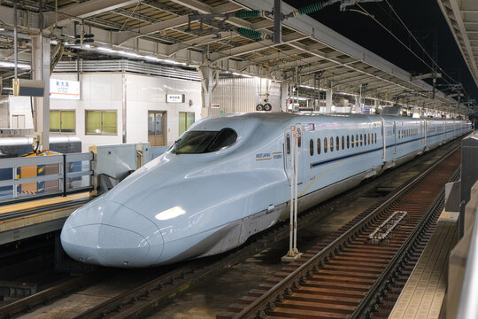 新大阪駅に停車する九州新幹線N700系
