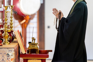 祭壇前で祈る僧侶