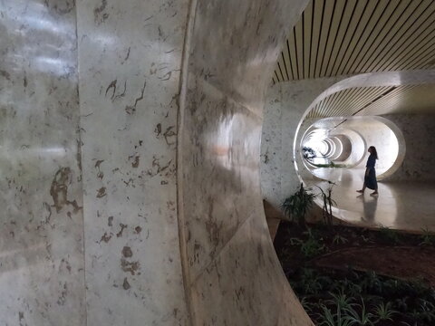 silhuata de pessoa entre pilotis de predio residencial em brasilia 