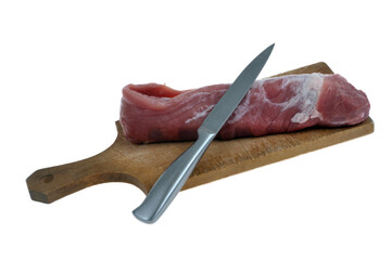 Filet mignon cru sur une planche à découper avec un couteau en gros plan isolé sur fond blanc