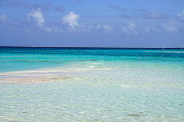  Sunny tropical beach paradise on the Maledives