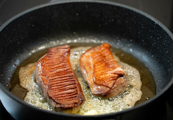 Geröstete Ente mit Kräutern und Gewürzen