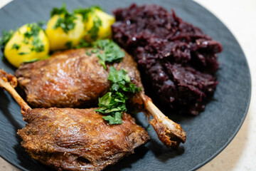 Geröstete Ente mit Kräutern und Gewürzen