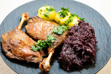 Geröstete Ente mit Kräutern und Gewürzen