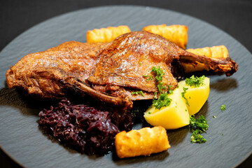 Geröstete Ente mit Kräutern und Gewürzen
