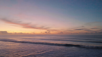 Fototapeta premium Pastel Sunset Hues Over Gentle Ocean Waves