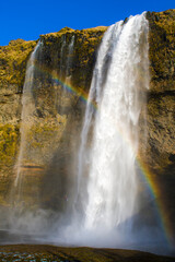 Piękny wodospad Seljalandsfoss uchwycony z tęczą © Krzysiek Cegiełka
