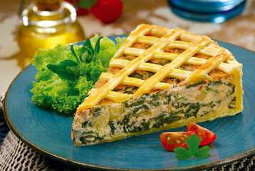 prato com deliciosa torta vegetariana de espinafre e palmito acompanhado de salada