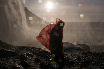 Zwiedzanie Seljalandsfoss od wewnętrznej strony © Krzysiek Cegiełka