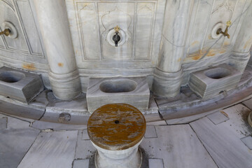 Obraz premium Close-Up View of Traditional Ottoman Ablution Fountain with Marble Basin and Stool
