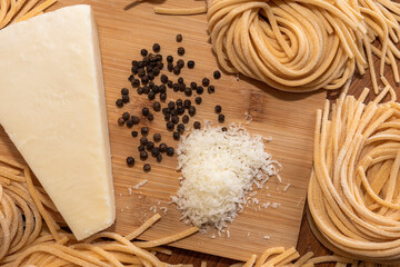 Ingredientes naturales del tradicional plato de pasta italiana queso y pimienta. ( cacio e pepe )