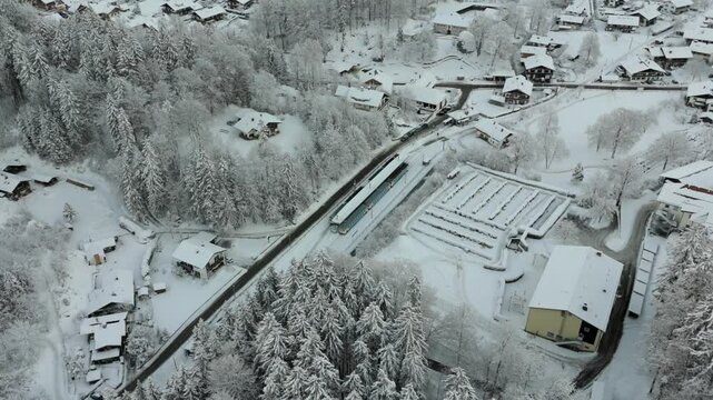 Luftaufnahme Bayerischen Zugspitzbahn bei Grainau im Winter. Verschneite Berge, Zahnradbahn, Bahnhof und atemberaubende Alpenkulisse in Oberbayern, Deutschland. Highest railway in Germany aerial view
