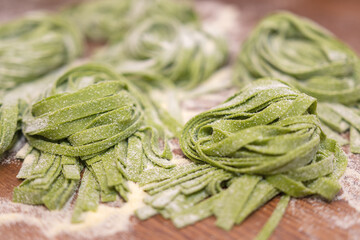 Tallarines de espinacas frescos, elaborados de manera artesanal