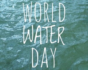 Mensaje con texto WORLD WATER DAY en superficie del mar con olas © teracreonte