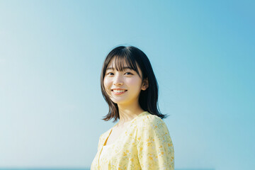 笑顔の女性、青空、ポートレート