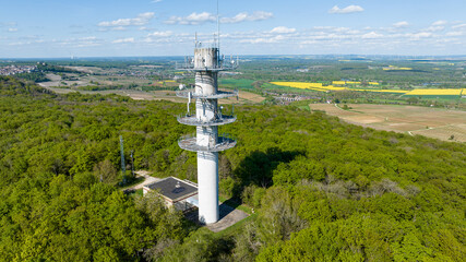 Obraz premium Tour de radiocommunications en haut de la colline de Sancerre.